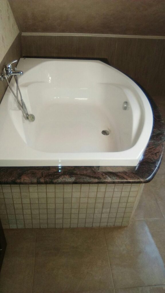 Baie amenajată cu piatră naturală – lucrare Kawa Stone