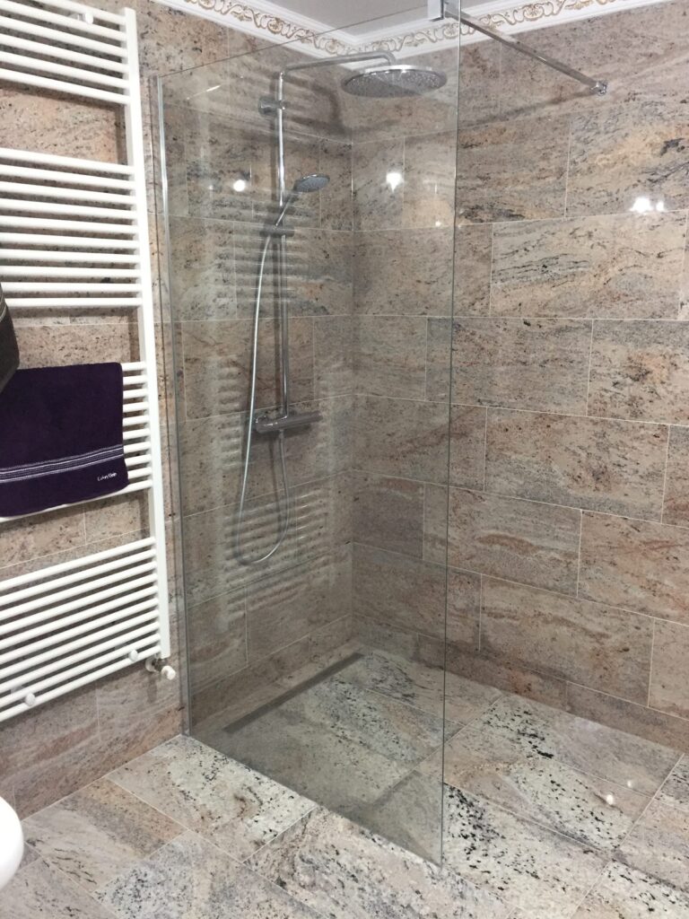 Baie amenajată cu piatră naturală – lucrare Kawa Stone