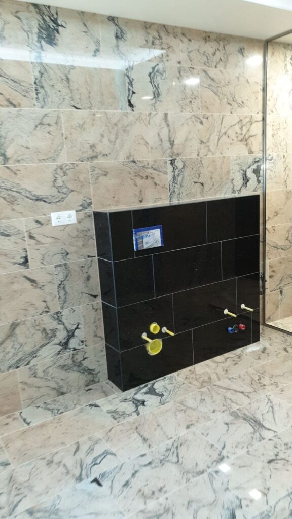 Baie amenajată cu piatră naturală – lucrare Kawa Stone