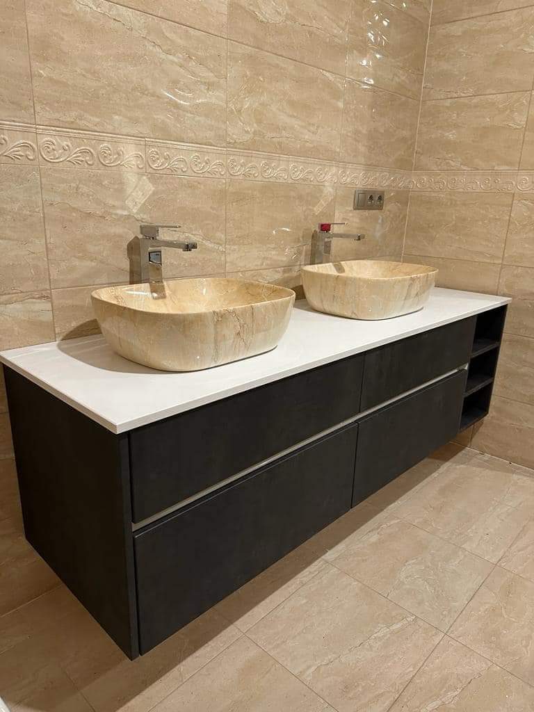 Baie amenajată cu piatră naturală – lucrare Kawa Stone