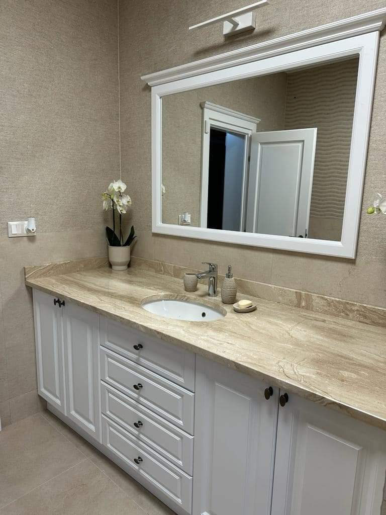 Baie amenajată cu piatră naturală – lucrare Kawa Stone