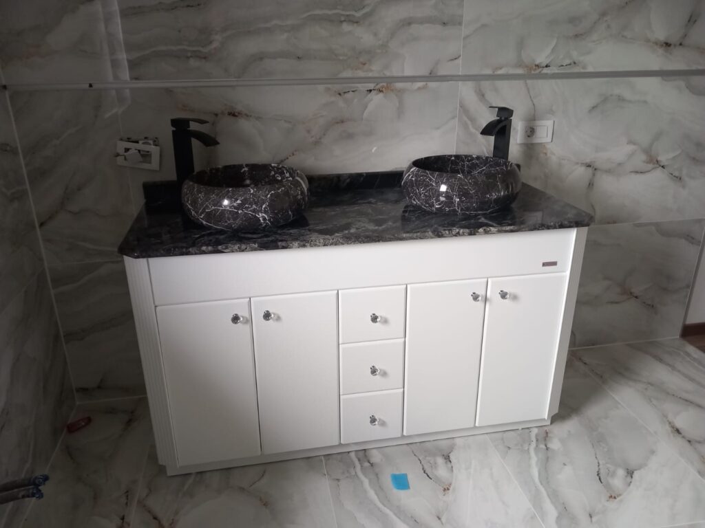 Baie amenajată cu piatră naturală – lucrare Kawa Stone