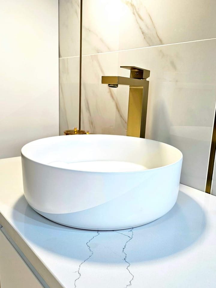 Baie amenajată cu piatră naturală – lucrare Kawa Stone