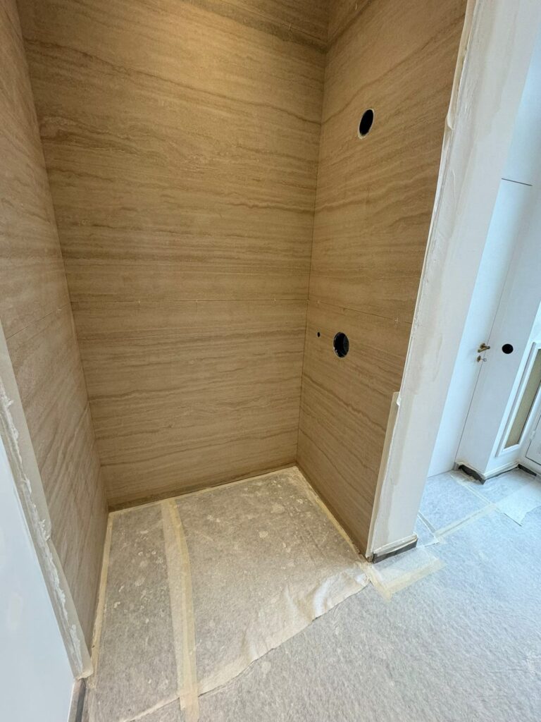 Baie amenajată cu piatră naturală – lucrare Kawa Stone