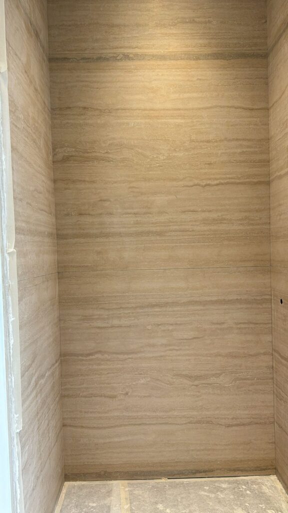 Baie amenajată cu piatră naturală – lucrare Kawa Stone