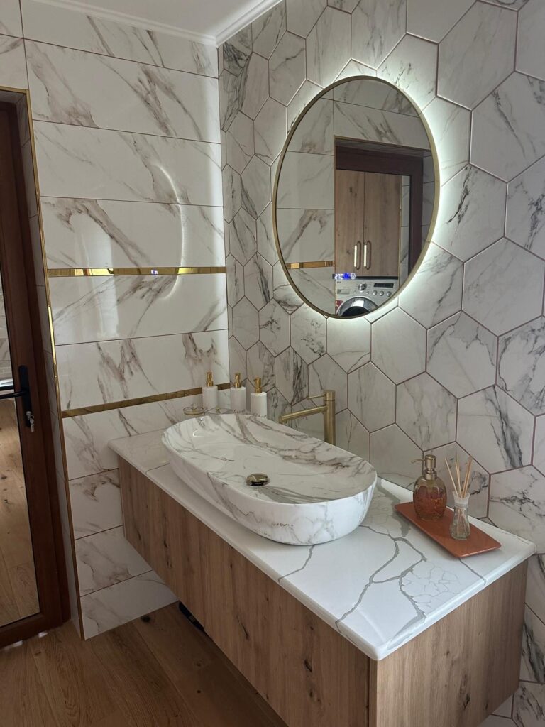 Baie amenajată cu piatră naturală – lucrare Kawa Stone