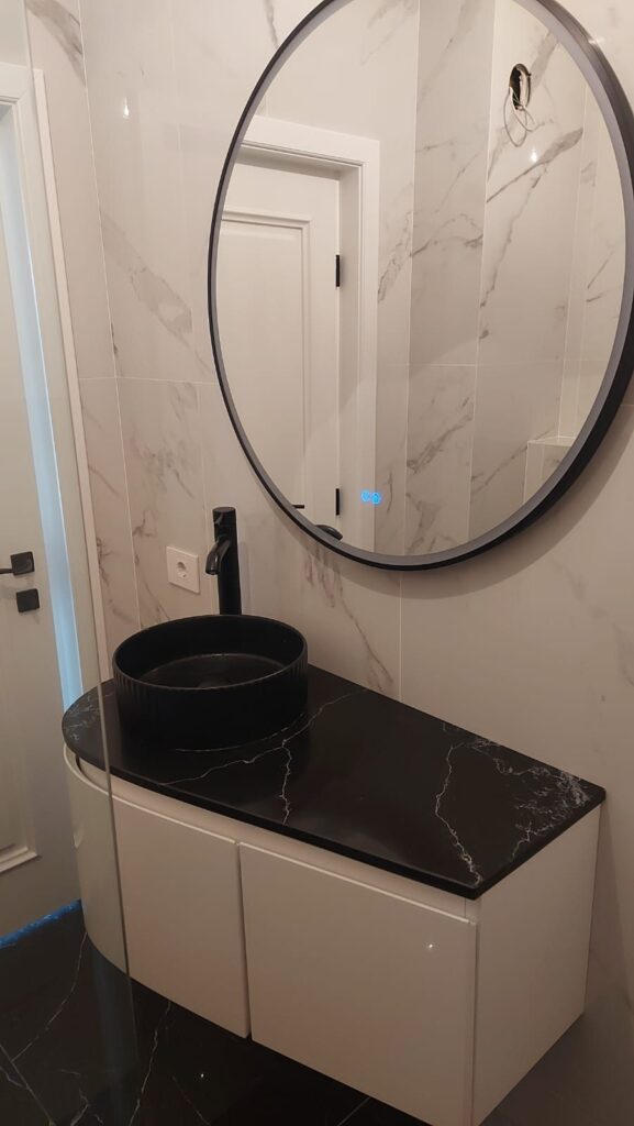 Baie amenajată cu piatră naturală – lucrare Kawa Stone