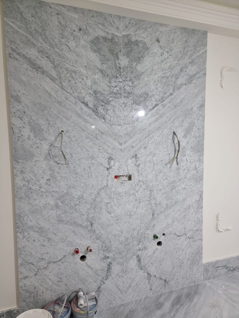 Baie amenajată cu piatră naturală – lucrare Kawa Stone