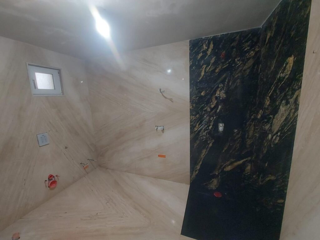 Baie amenajată cu piatră naturală – lucrare Kawa Stone