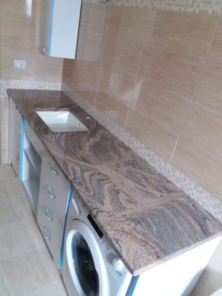 Baie amenajată cu piatră naturală – lucrare Kawa Stone