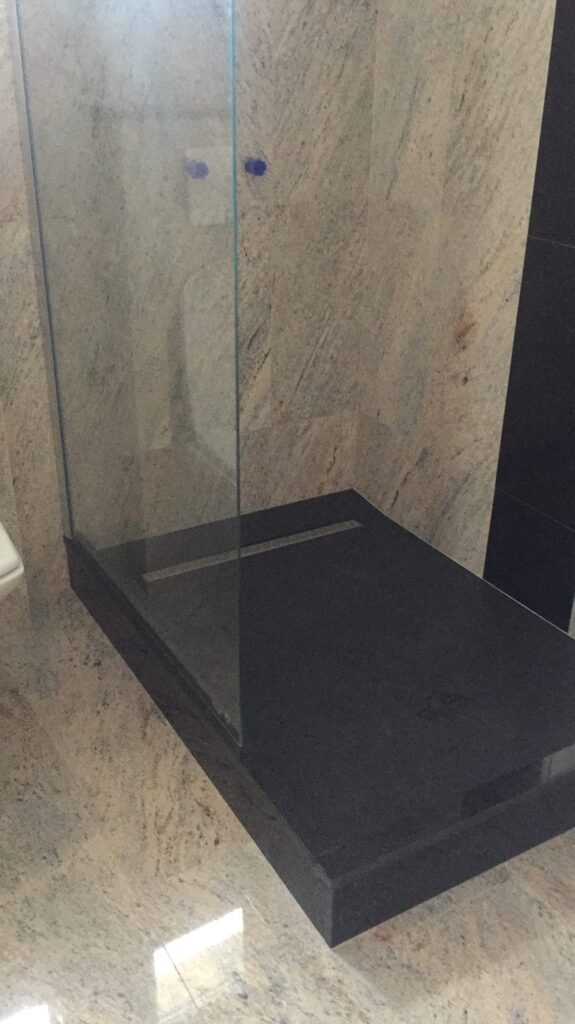 Baie amenajată cu piatră naturală – lucrare Kawa Stone