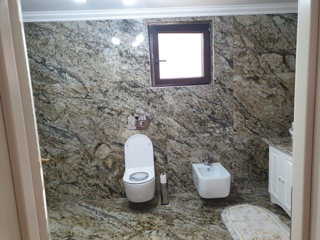 Baie amenajată cu piatră naturală – lucrare Kawa Stone