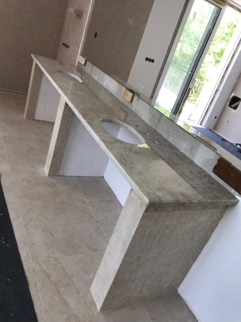Baie amenajată cu piatră naturală – lucrare Kawa Stone