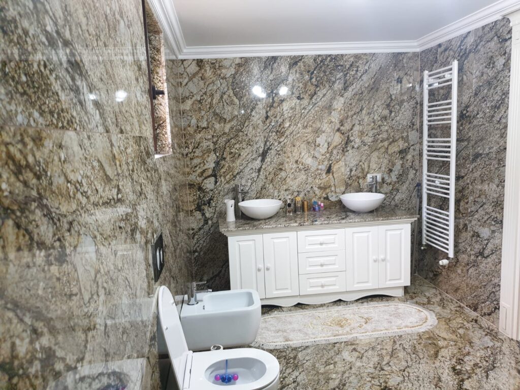 Baie amenajată cu piatră naturală – lucrare Kawa Stone