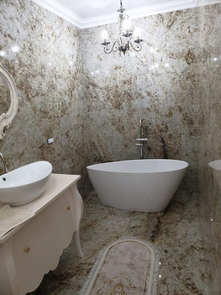 Baie amenajată cu piatră naturală – lucrare Kawa Stone