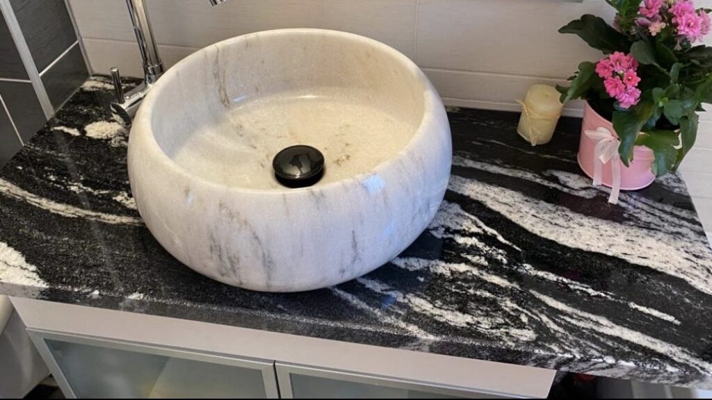 Baie amenajată cu piatră naturală – lucrare Kawa Stone