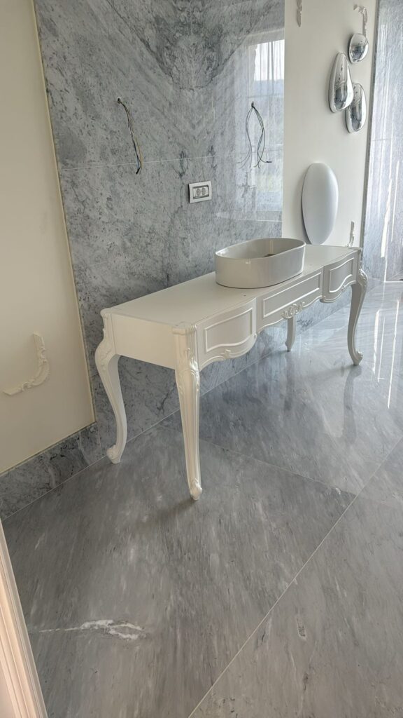 Baie amenajată cu piatră naturală – lucrare Kawa Stone