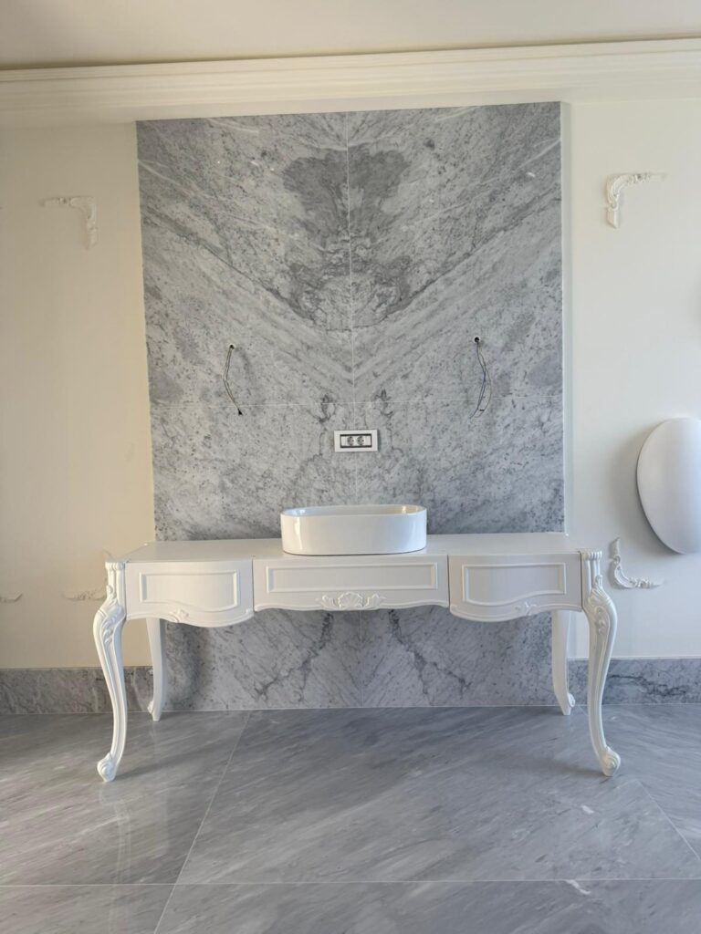 Baie amenajată cu piatră naturală – lucrare Kawa Stone