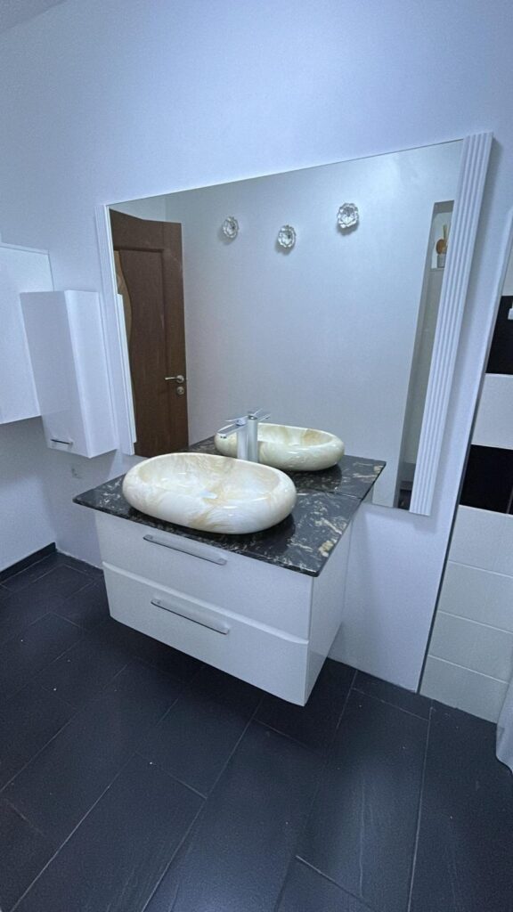Baie amenajată cu piatră naturală – lucrare Kawa Stone