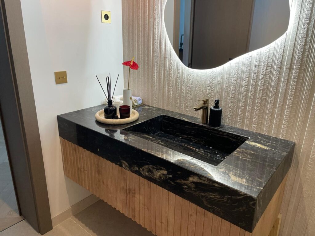 Baie amenajată cu piatră naturală – lucrare Kawa Stone