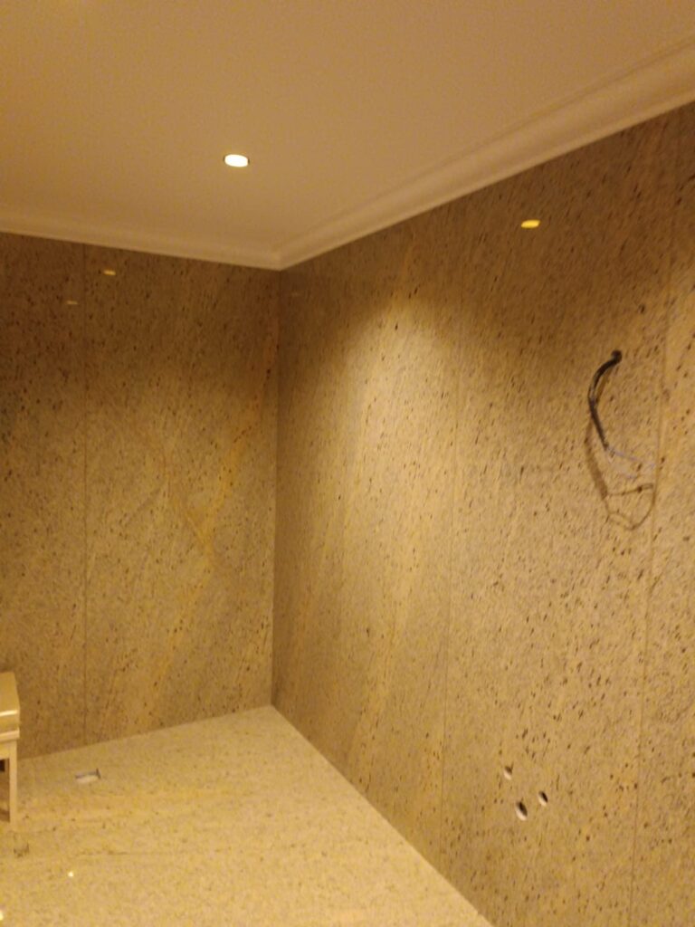Baie amenajată cu piatră naturală – lucrare Kawa Stone
