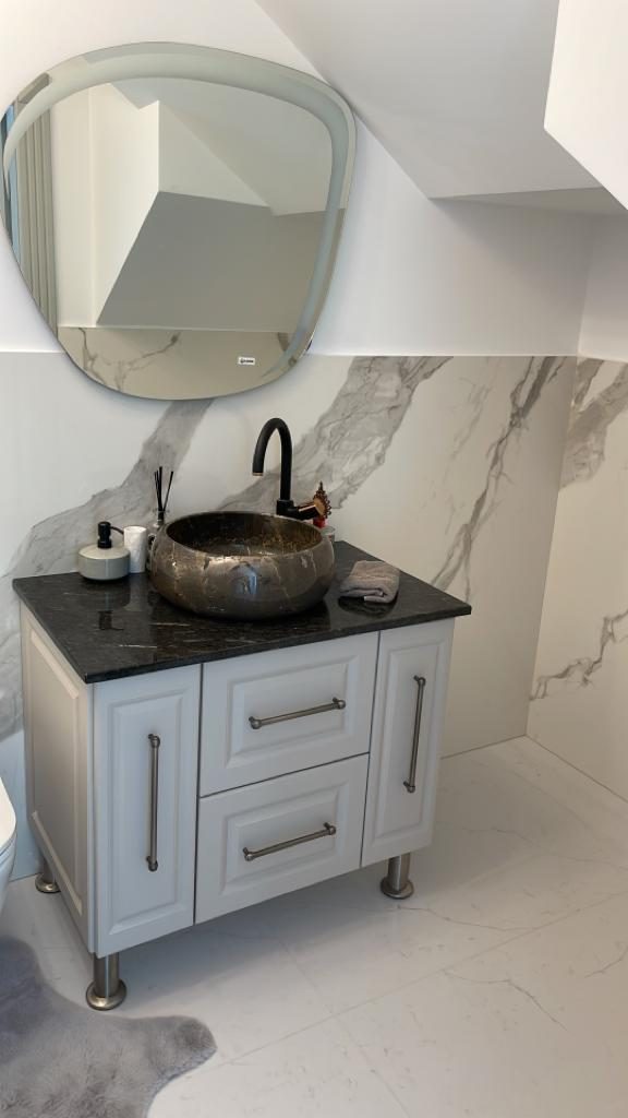 Baie amenajată cu piatră naturală – lucrare Kawa Stone