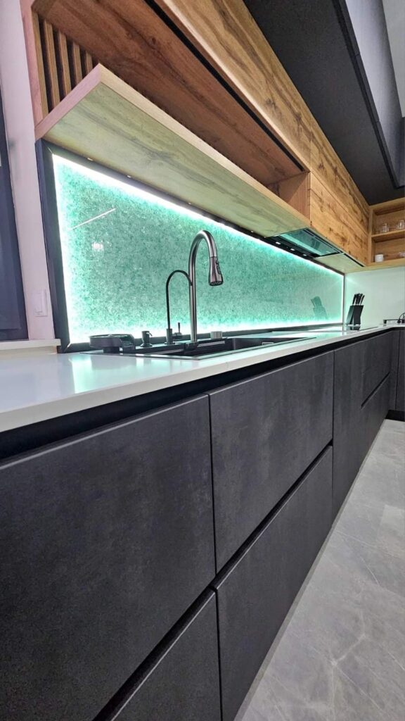 Blat de bucătărie din piatră naturală – lucrare Kawa Stone