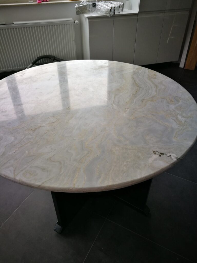 Blat de bucătărie din piatră naturală – lucrare Kawa Stone