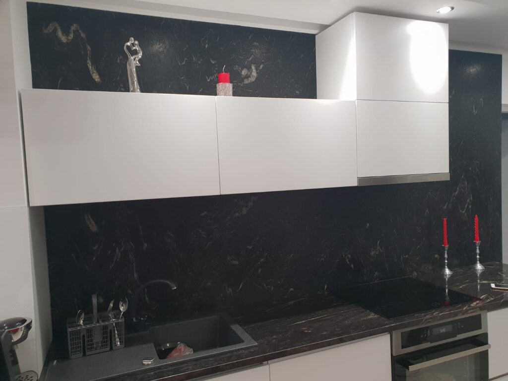 Blat de bucătărie din piatră naturală – lucrare Kawa Stone