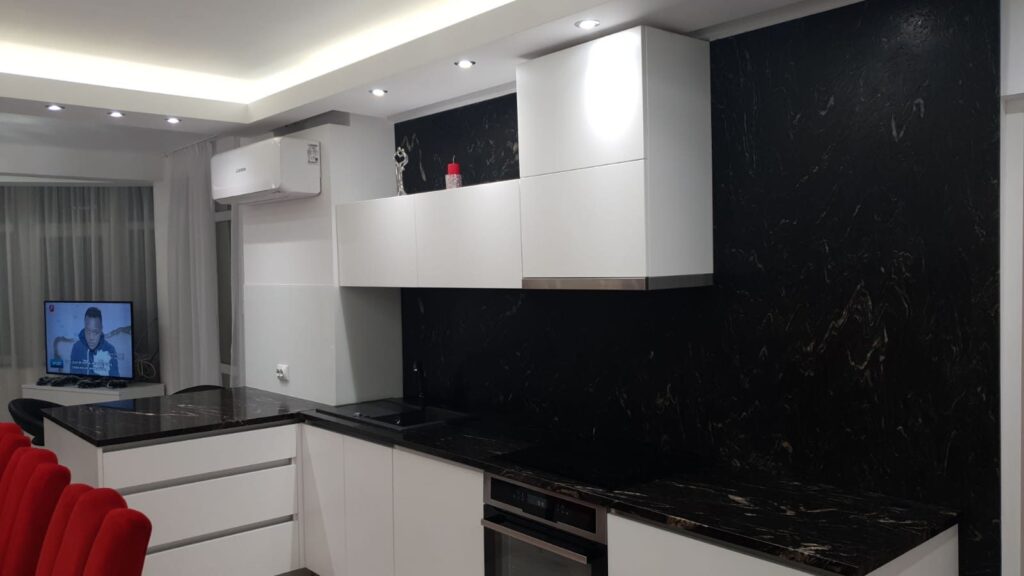 Blat de bucătărie din piatră naturală – lucrare Kawa Stone