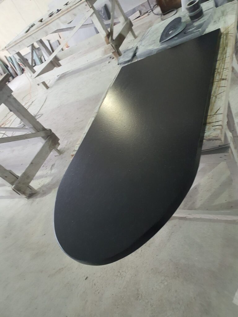 Blat de bucătărie din piatră naturală – lucrare Kawa Stone