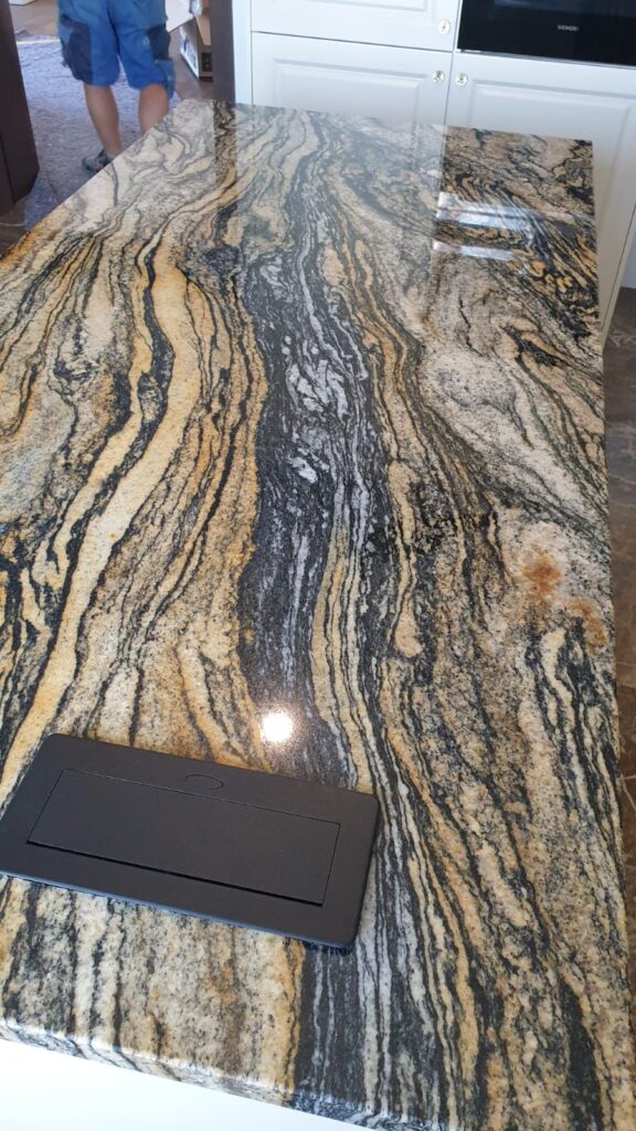 Blat de bucătărie din piatră naturală – lucrare Kawa Stone
