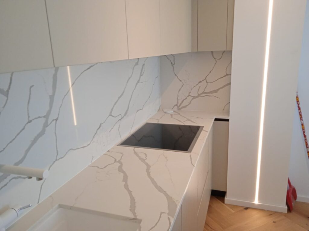 Blat de bucătărie din piatră naturală – lucrare Kawa Stone