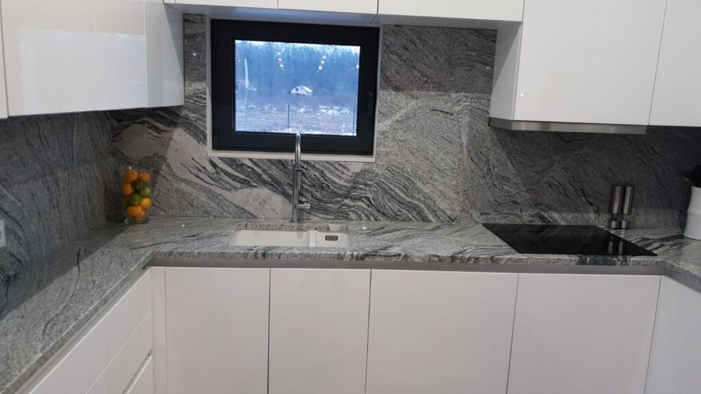 Blat de bucătărie din piatră naturală – lucrare Kawa Stone