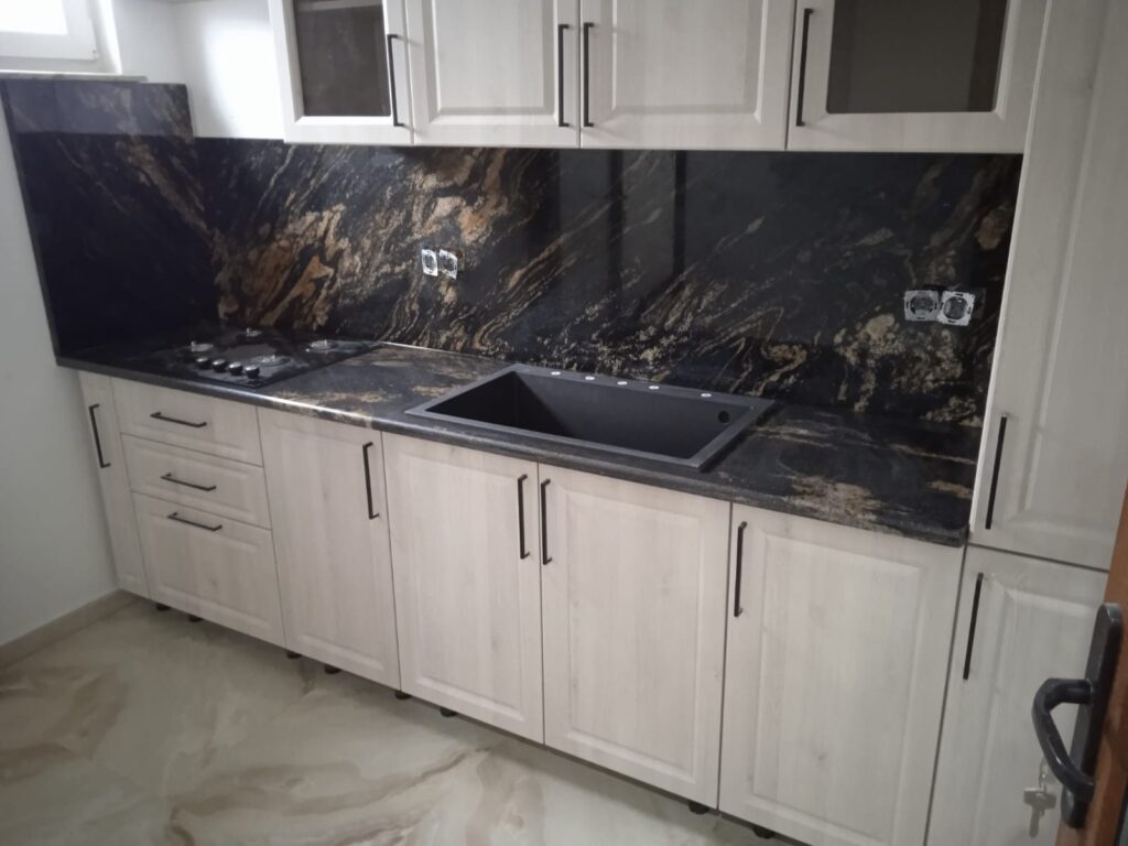 Blat de bucătărie din piatră naturală – lucrare Kawa Stone