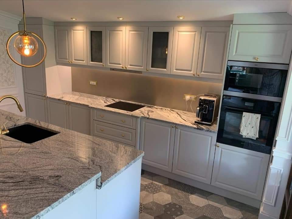 Blat de bucătărie din piatră naturală – lucrare Kawa Stone