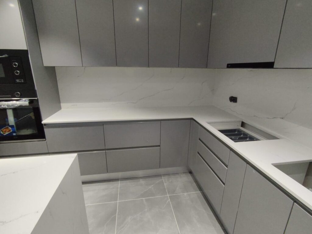 Blat de bucătărie din piatră naturală – lucrare Kawa Stone