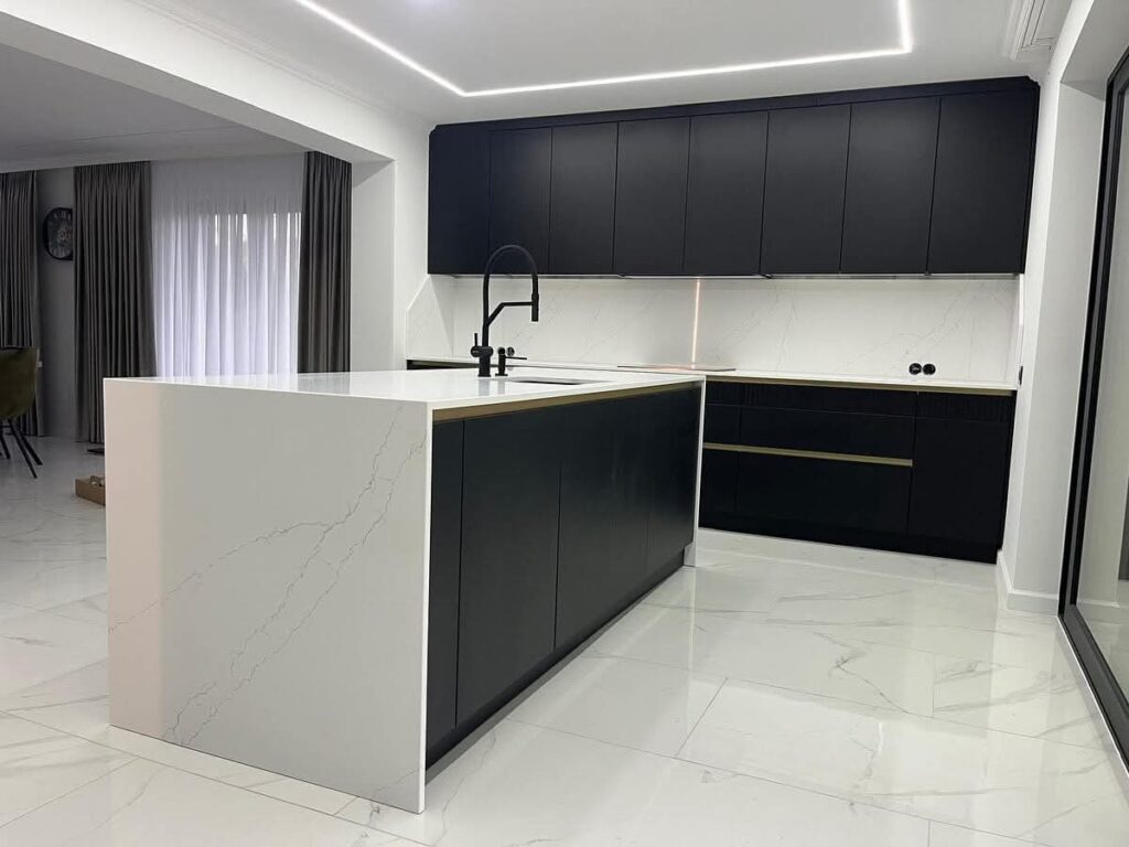 Blat de bucătărie din piatră naturală – lucrare Kawa Stone