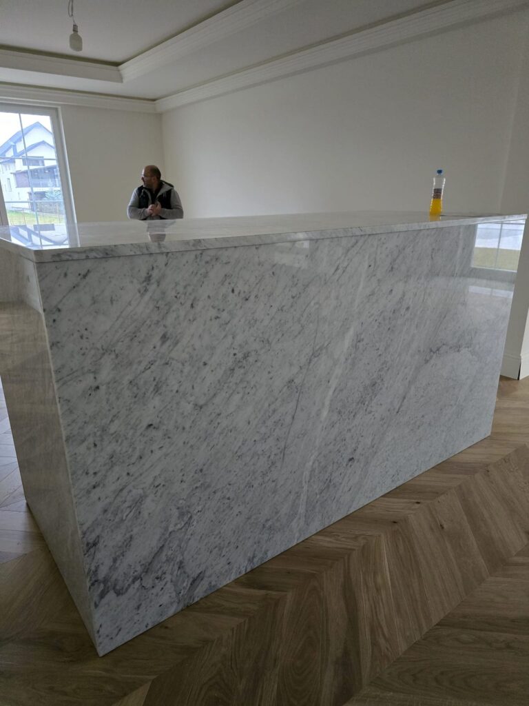 Blat de bucătărie din piatră naturală – lucrare Kawa Stone