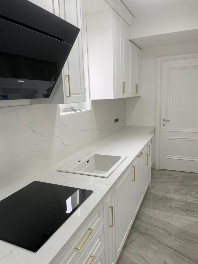 Blat de bucătărie din piatră naturală – lucrare Kawa Stone