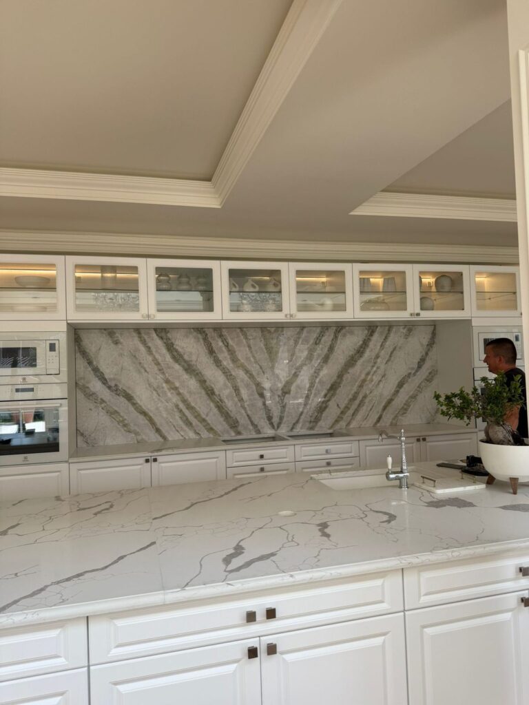 Blat de bucătărie din piatră naturală – lucrare Kawa Stone