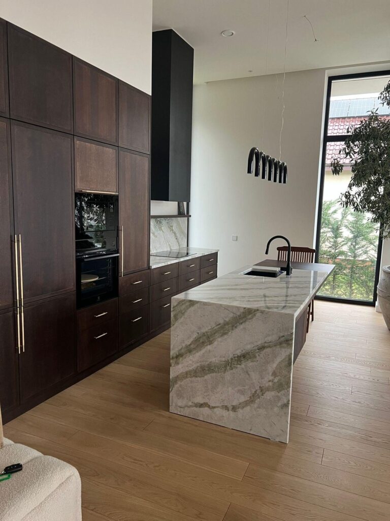 Blat de bucătărie din piatră naturală – lucrare Kawa Stone