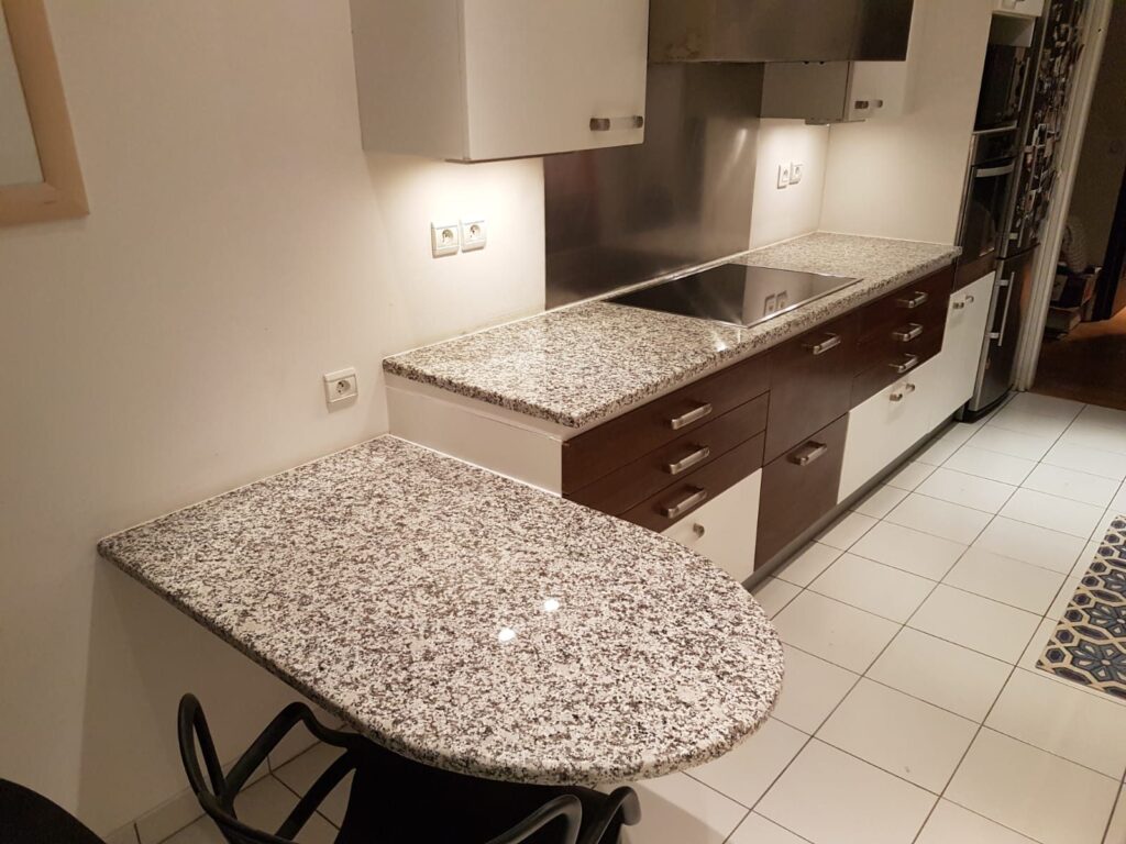 Blat de bucătărie din piatră naturală – lucrare Kawa Stone