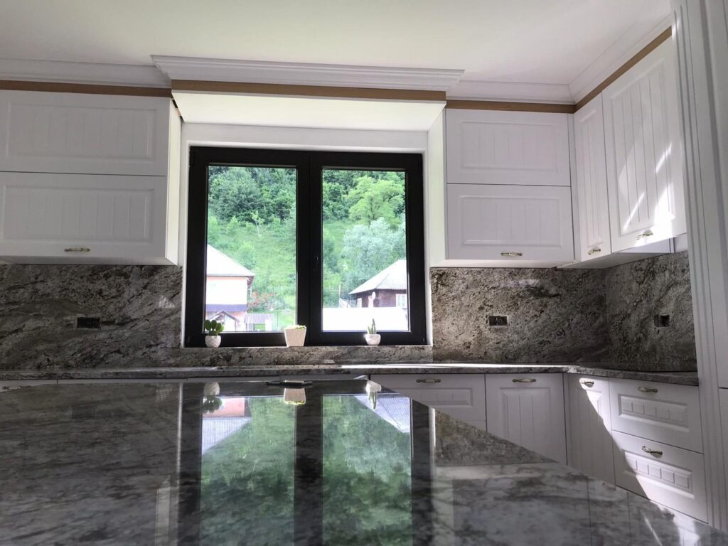 Blat de bucătărie din piatră naturală – lucrare Kawa Stone