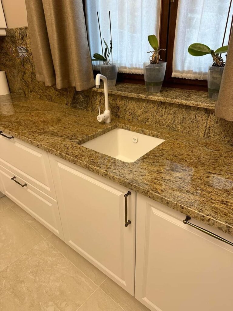 Blat de bucătărie din piatră naturală – lucrare Kawa Stone