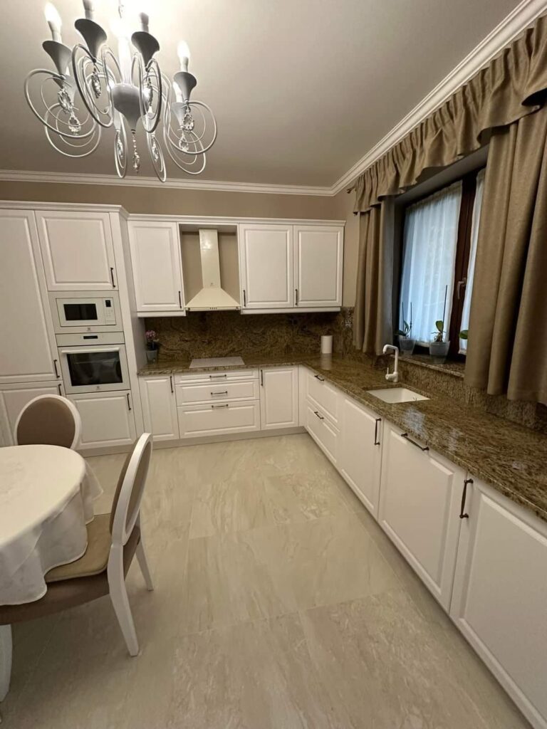 Blat de bucătărie din piatră naturală – lucrare Kawa Stone