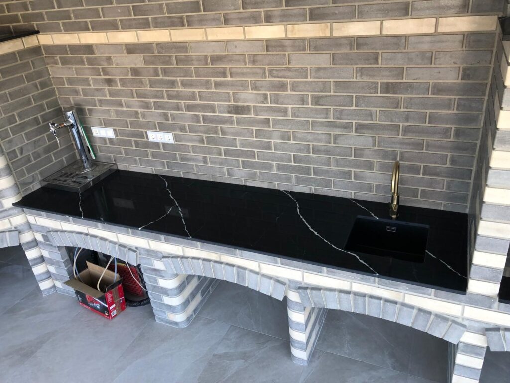 Lucrare la exterior din piatră naturală – Kawa Stone