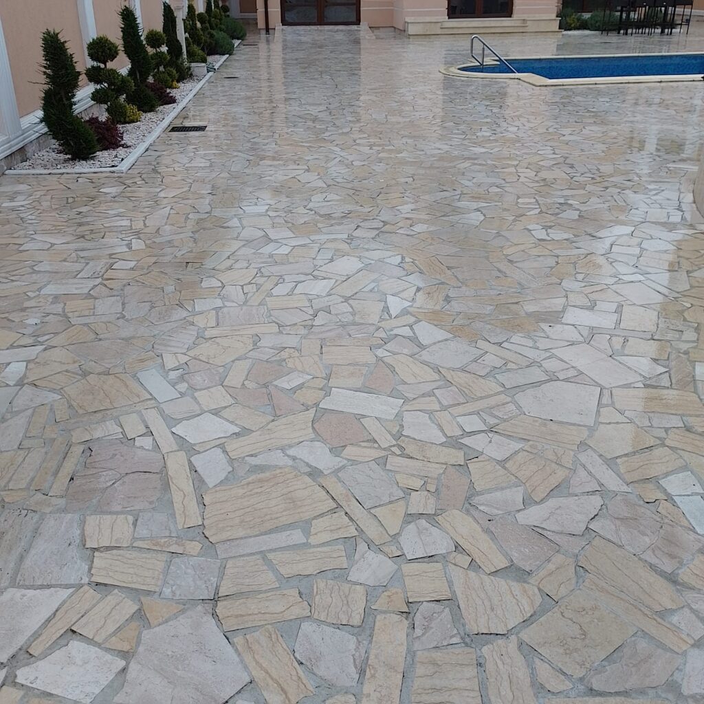 Lucrare la exterior din piatră naturală – Kawa Stone