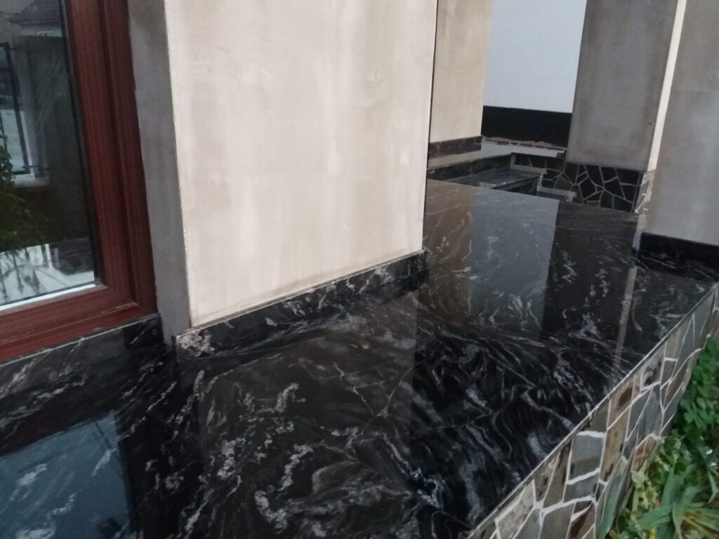 Lucrare la exterior din piatră naturală – Kawa Stone