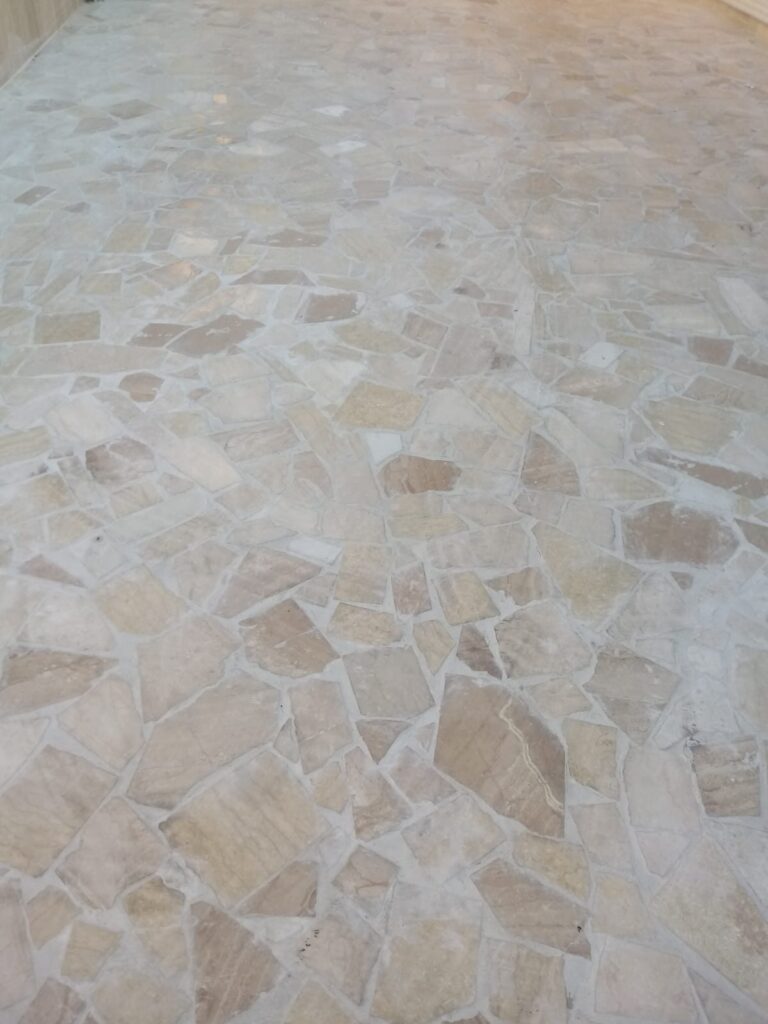 Lucrare la exterior din piatră naturală – Kawa Stone